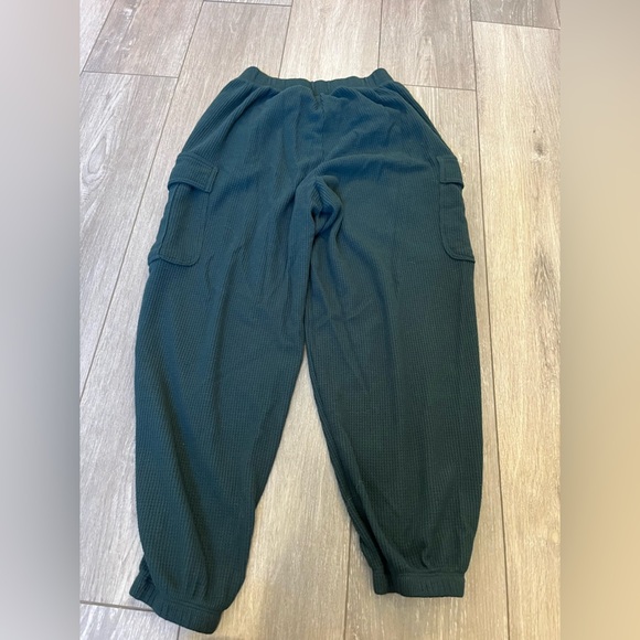 Aerie Traveler Waffle Cargo Jogger Pants in Forest Green. Size XS. Baggy Fit - Picture 7 of 12